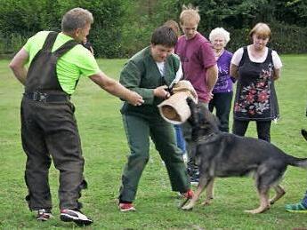 Yannik aus Adelsdorf vereitelt am 13. Geburtstag das erste mal die lange Flucht eines Hundes.  Foto: Marliese Nagengast