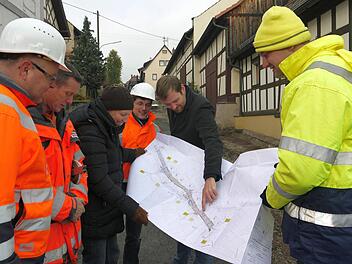 Ortstermin: Uwe Buhmann, Rainer Schubert (Strabag), Melanie Dressel, Matthias Kachel, Martin Mittag und Hannes Fertsch (Landratsamt Coburg) besprechen die Details zum Ausbau der Ortsdurchfahrt in Autenhausen. Foto: Berthold Köhler