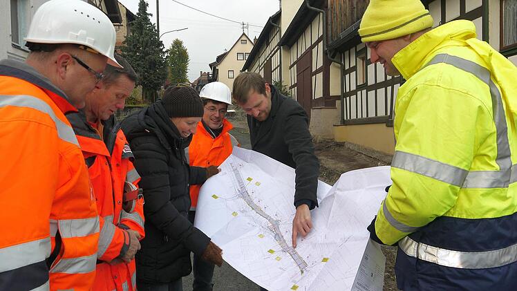 Ortstermin: Uwe Buhmann, Rainer Schubert (Strabag), Melanie Dressel, Matthias Kachel, Martin Mittag und Hannes Fertsch (Landratsamt Coburg) besprechen die Details zum Ausbau der Ortsdurchfahrt in Autenhausen. Foto: Berthold Köhler