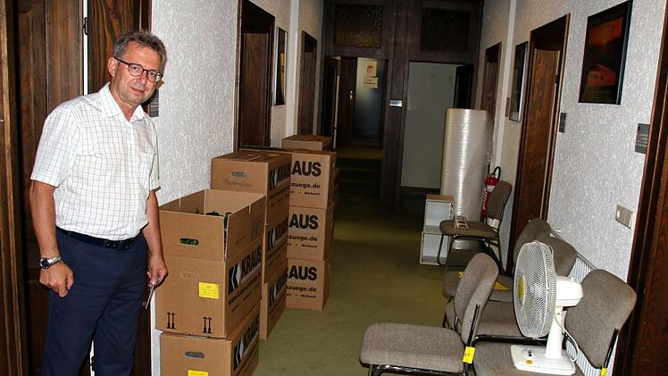 Alles für den Umzug bereit stand am Dienstag im Weitramsdorfer Rathaus. Die Verwaltung wird wegen der energetischen Sanierung des Gebäudes bis Februar 2018 in der alten Weidacher Schule residieren. Dort nimmt auch Bürgermeister Wolfgang Bauersachs (BfB) nach Pfingsten seine Amtsgeschäfte wieder offiziell auf. Foto: Bettina Knauth