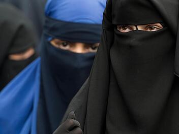 Fremdenfeindlicher Angriff in der Hauptstadt: Einer Frau wird ihre Verschleierung vom Kopf gerissen. Es fallen Beleidigungen. Das Opfer fl&uuml;chtet.  Symbolbild: Boris Roessler/dpa