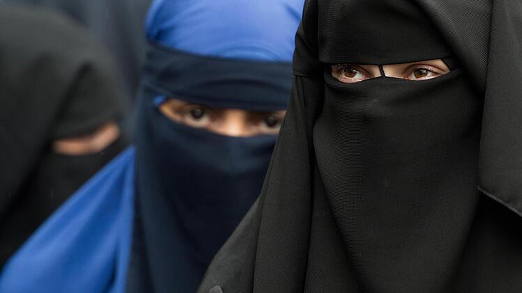 Fremdenfeindlicher Angriff in der Hauptstadt: Einer Frau wird ihre Verschleierung vom Kopf gerissen. Es fallen Beleidigungen. Das Opfer fl&uuml;chtet.  Symbolbild: Boris Roessler/dpa