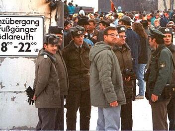 Die Grenzöffnung kam 1989 für viele völlig unerwartet. Im Bild US-Offizier Robert Thern (Mitte in Zivil) in Mödlareuth. Foto: privat