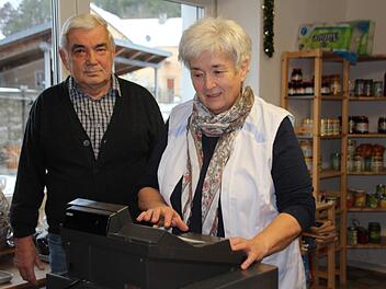 Erhard und Hermine Sponsel  stehen in ihrer kleinen B&auml;ckerei, die gleichzeitig ein Tante-Emma-Laden ist. Foto: Mirjam Stumpf