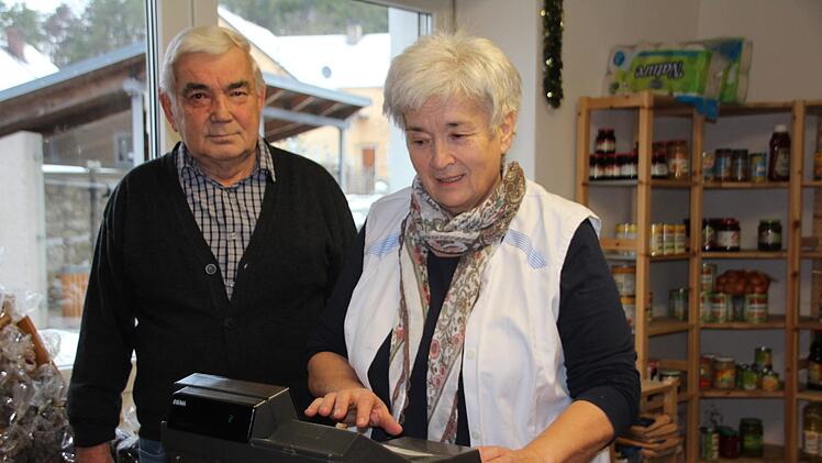 Erhard und Hermine Sponsel  stehen in ihrer kleinen B&auml;ckerei, die gleichzeitig ein Tante-Emma-Laden ist. Foto: Mirjam Stumpf