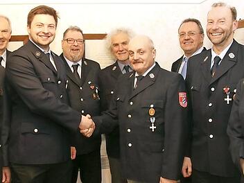 Ehrungen bei der Feuerwehr Gossenberg: von links Markus Taschek, KBI Reinhard Hartung, Vorsitzender Sebastian Schultheiß, Robert Müller, Walter Heidl, Udo Siegel, Frank Degner und Paula Krempel Foto: M. Stelzner