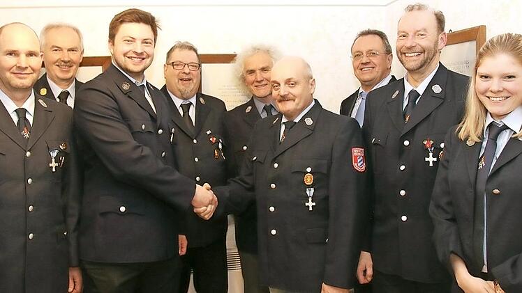 Ehrungen bei der Feuerwehr Gossenberg: von links Markus Taschek, KBI Reinhard Hartung, Vorsitzender Sebastian Schultheiß, Robert Müller, Walter Heidl, Udo Siegel, Frank Degner und Paula Krempel Foto: M. Stelzner