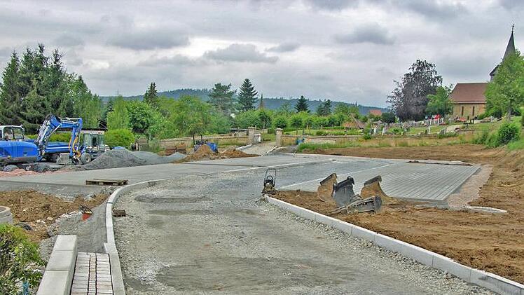 Die Bauarbeiten der neuen Zufahrt und der Parkplatz für Friedhofsbesucher stehen kurz vor dem Abschluss.