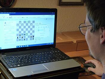Der Markt für Online-Schach wächst in Zeiten von Pandemie und Lockdowns. Millionen Schachpartien werden täglich im Internet ausgetragen (wie hier auf unserem Symbolbild).  Foto: OMT