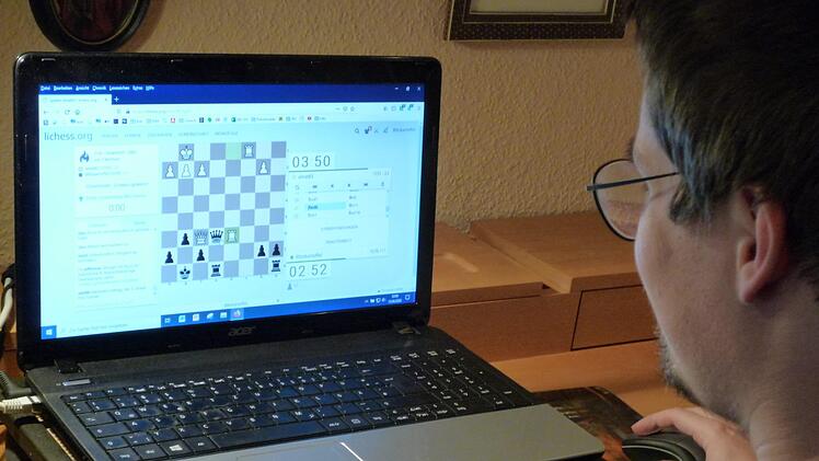 Der Markt für Online-Schach wächst in Zeiten von Pandemie und Lockdowns. Millionen Schachpartien werden täglich im Internet ausgetragen (wie hier auf unserem Symbolbild).  Foto: OMT
