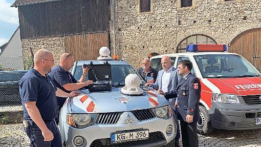 Test der neuen mobilen Sirenen (von links): Ger&auml;tewart Dominik Kuhn, Kommandant Robert M&uuml;ller (M&uuml;nnerstadt), Bauhofleiter Stefan Sluzar, B&uuml;rgermeister Michael Kastl und Vorstand Andreas Schlembach (Kleinwenkheim).