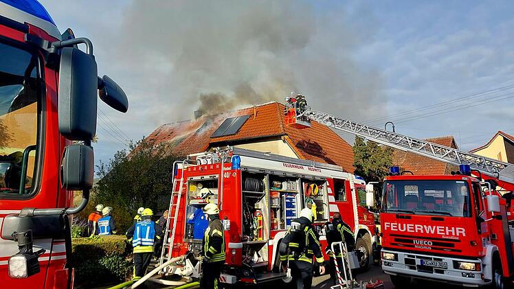 Wohnhausbrand in Trainau sorgt für Großeinsatz - ganzes Dorf ohne Strom