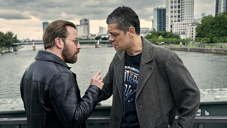 Ronny Engels (Nico Holonics) und Leon Graf (Carlo Ljubek) tauschen sich auf der bekannten Mainbr&uuml;cke "Der eiserne Steg" aus. Dabei wollen sie doch eigentlich nicht erkannt werden und m&ouml;glichst undercover kommunizieren ...