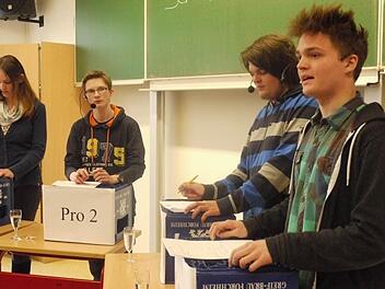 Beim Debattieren (v. r.): Pascal Quicker, Michael Straulino, Kilian Hollfelder und Kira Franke