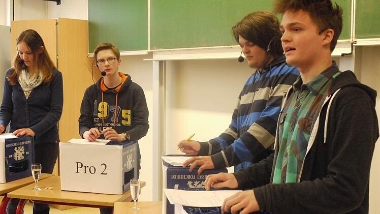 Beim Debattieren (v. r.): Pascal Quicker, Michael Straulino, Kilian Hollfelder und Kira Franke