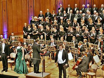 Johannes Strauß, Anna Nesyba, Hermann Freibott, Simon Tischler (vorne, von links), die Thüringen Philharmonie Gotha und der gemeinschaftliche Chor aus Bad Kissingen und Eisenstadt bei der Aufführung von Haydns "Die Jahreszeiten" im Regentgenbau.  Fotos: Werner Vogel