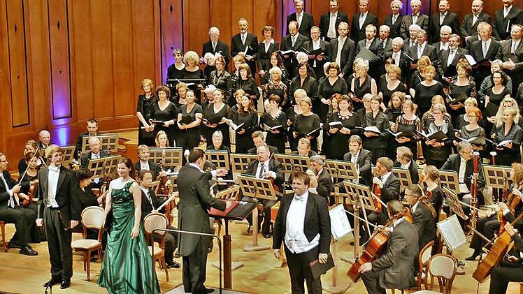 Johannes Strauß, Anna Nesyba, Hermann Freibott, Simon Tischler (vorne, von links), die Thüringen Philharmonie Gotha und der gemeinschaftliche Chor aus Bad Kissingen und Eisenstadt bei der Aufführung von Haydns "Die Jahreszeiten" im Regentgenbau.  Fotos: Werner Vogel