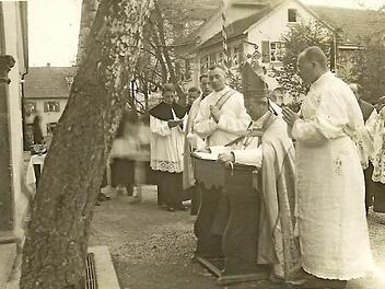 Erzbischof Jakobus von Hauck bei der Weihehandlung im Jahr 1935. Im Hintergrund sichtbar das Anwesen von Schwalb.  Repros/Foto: Gerd Fleischmann