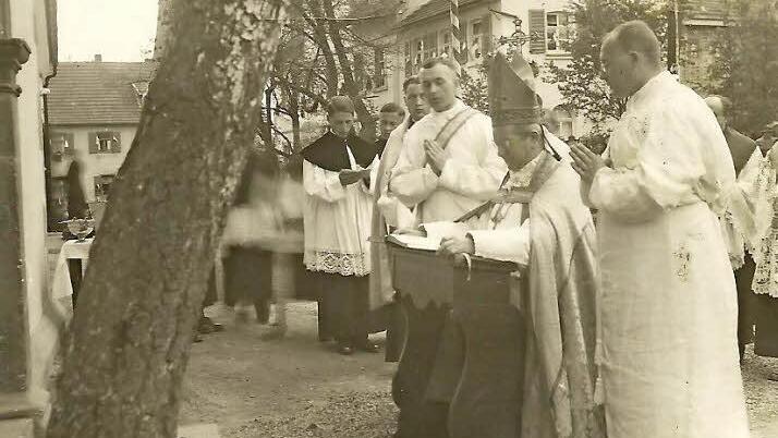 Erzbischof Jakobus von Hauck bei der Weihehandlung im Jahr 1935. Im Hintergrund sichtbar das Anwesen von Schwalb.  Repros/Foto: Gerd Fleischmann
