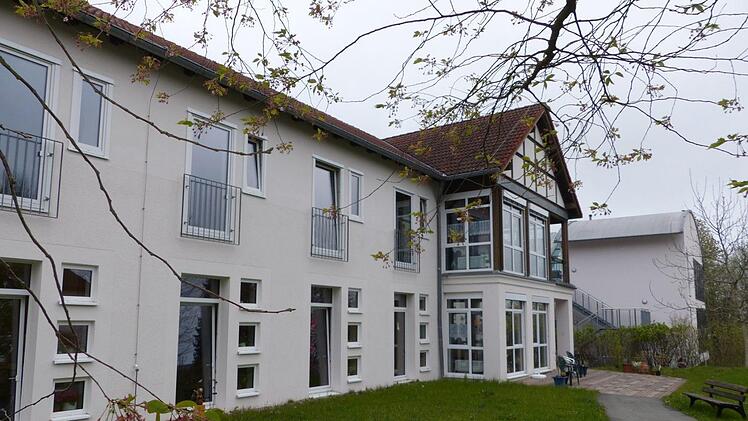 Der frühere Eingangsbereich und jetzige Betriebshof des erweiterten und modernisierten BRK-Seniorenheimes MarktleugastFoto: Klaus-Peter Wulf