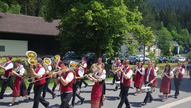 Der gro&szlig;e Festumzug bildete den H&ouml;hepunkt des 125-j&auml;hrigen Jubil&auml;ums der FFW Gifting. Foto: Heike Sch&uuml;lein