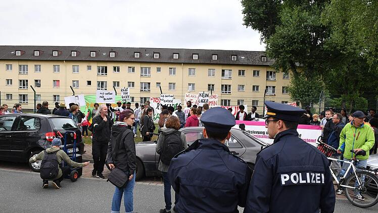 200 Menschen demonstrierten am Samstag, 23. Juni, gegen die Aufnahmeeinrichtung Oberfranken. Foto: Ronald Rinklef