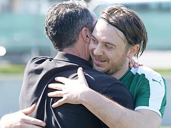 TSV-Trainer Werner Thomas (links) muss wohl länger auf Stefan Kolb (rechts) verzichten. Der Stürmer erlitt in Friesen einen Sehnenanriss im Knie. Foto: Peter Mularczyk