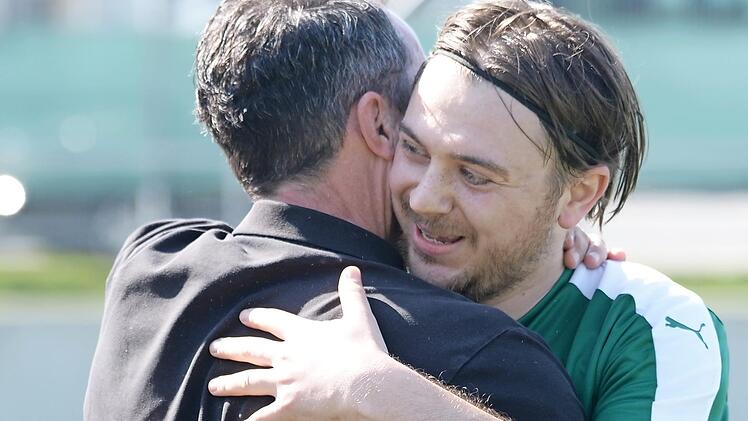 TSV-Trainer Werner Thomas (links) muss wohl länger auf Stefan Kolb (rechts) verzichten. Der Stürmer erlitt in Friesen einen Sehnenanriss im Knie. Foto: Peter Mularczyk