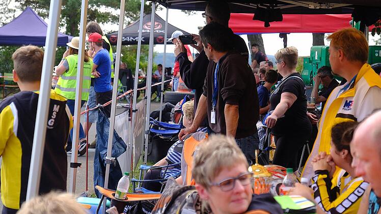 Die Fans freuten sich über die Erfolge der Jugend-Kartfahrer. Foto: Gerd Schaar