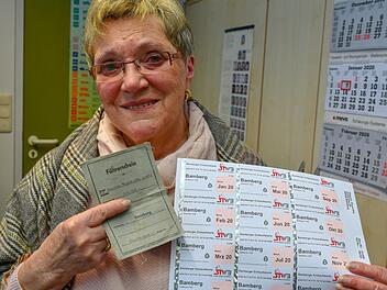 Auch in Zukunft mobil: Roswitha Wagner hat ihren F&uuml;hrerschein abgegeben und  f&auml;hrt stattdessen in diesem Jahr kostenfrei mit den Bamberger Stadtbussen.  Foto: Ronald Rinklef