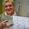 Auch in Zukunft mobil: Roswitha Wagner hat ihren F&uuml;hrerschein abgegeben und  f&auml;hrt stattdessen in diesem Jahr kostenfrei mit den Bamberger Stadtbussen.  Foto: Ronald Rinklef