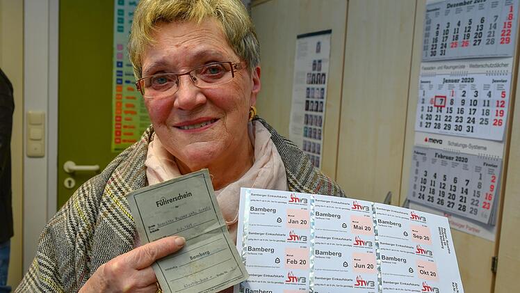Auch in Zukunft mobil: Roswitha Wagner hat ihren F&uuml;hrerschein abgegeben und  f&auml;hrt stattdessen in diesem Jahr kostenfrei mit den Bamberger Stadtbussen.  Foto: Ronald Rinklef