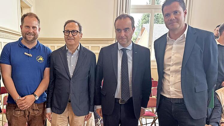 Premierminister S&eacute;bastien Lecornu begr&uuml;&szlig;t die Vertreter der Partnerst&auml;dte im Rathaus Vernon (von rechts): Fran&ccedil;ois Ouzilleau, S&eacute;bastien Lecornu, Francesco Persiani und Michael Eber.
