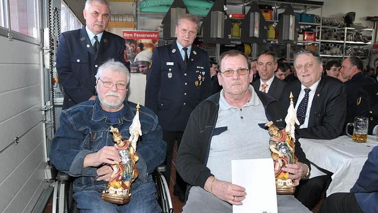 Bei der Ehrung: h.l. Klaus Schlee Vorsitzender, daneben Kommandant Willi Oed, v.l. die beiden Ehrenmitglieder Dieter Klose und Hermann Hertwich