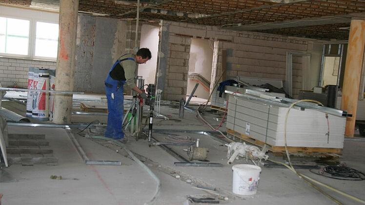 Die Handwerker, fast ausschließlich Firmen aus der näheren Umgebung, arbeiten mit Hochdruck, dass das ehemalige KDM zu einem Schmuckstück wird. Schon im September will C & A eröffnen.