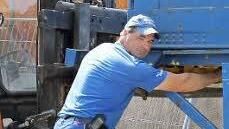 Udo Schenk lädt einen der Kühlcontainer ab.  Foto: Katja Kölbl