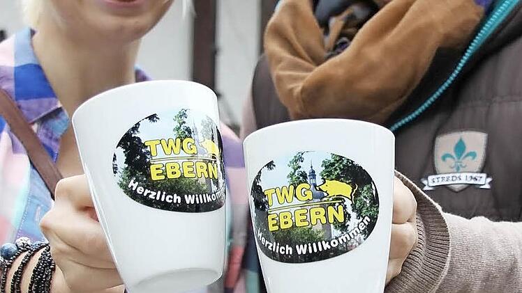 Eine Tasse für die Kaffeepause bekamen alle 66 Berufseinsteiger, die bei einem Eberner Betrieb ihre Lehre begannen. So auch Cornelia Linz (links) und Cora Künzel, die bei der Weigang AG Industriekauffrau werden wollen, nachdem sie schon in andere Berufe hineingeschnuppert hatten. Foto: Ralf Kestel