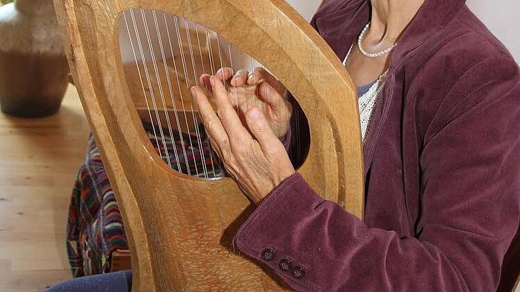 Silvia Reuther untermalte die Darbietungen der Kinder mit zarten Klängen. Foto: Sonja Adam