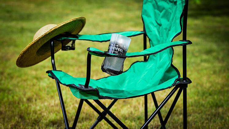5. Campingstuhl: Nach stundenlangem Tanzen, Hüpfen und Feiern gibt es nichts Besseres als bequeme Sitzmöglichkeiten. Um den festivalgeplagten Füßen eine Auszeit zu verschaffen, sind Campingstühle deshalb sehr zu empfehlen. Niemand möchte in illustrer Runde die ganze Zeit auf dem Boden sitzen! Foto: Tom Schneider