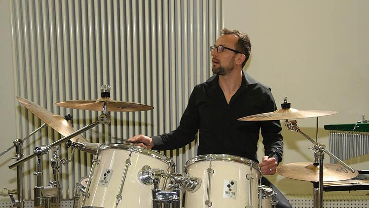 Karsten Friedrich beeindruckte auch mit Schlagzeug-Soli. Foto: Sonny Adam