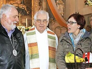 Seit aus der Lembacher Bus- eine Fußwallfahrt nach Vierzehnheiligen wurde, ist Georg Engel (links) der Wallfahrtsführer. Als Dank für diese 25 Jahre erhielt er die silberne Wallfahrer-Medaille sowie von Pfarrer Ewald Thoma und Evi Engel einen Geschenkkorb.  Foto: Sabine Weinbeer