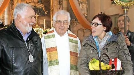 Seit aus der Lembacher Bus- eine Fußwallfahrt nach Vierzehnheiligen wurde, ist Georg Engel (links) der Wallfahrtsführer. Als Dank für diese 25 Jahre erhielt er die silberne Wallfahrer-Medaille sowie von Pfarrer Ewald Thoma und Evi Engel einen Geschenkkorb.  Foto: Sabine Weinbeer