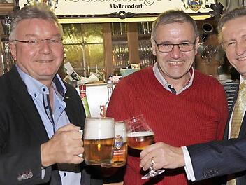 Brauereichef und Delegierter Georg Rittmayer konnte den Präsidenten des Verbandes der Privaten Brauereien, Detlef Projahn (links) und den Geschäftsführer Roland Demleitner (rechts) in seiner Brauereigaststätte begrüßen. Natürlich mit einem Schluck Rittmayer-Bier!  Foto: Mathias Erlwein
