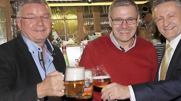 Brauereichef und Delegierter Georg Rittmayer konnte den Präsidenten des Verbandes der Privaten Brauereien, Detlef Projahn (links) und den Geschäftsführer Roland Demleitner (rechts) in seiner Brauereigaststätte begrüßen. Natürlich mit einem Schluck Rittmayer-Bier!  Foto: Mathias Erlwein