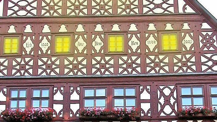 Die Lichter gehen nicht aus, im Eberner Rathaus. Im Gegenteil: Eher an. Zum Beispiel im Obergeschoss für das Landesbaudirektiönchen. FT-Repro/Grafik: Franziska Schäfer