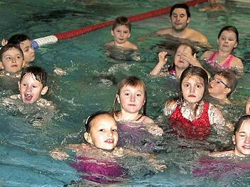 Schwimmen ist nicht nur ein Angebot, das Schulen auf freiwilliger Basis anbieten, sondern Schwimmen ist Pflicht im Sport. Fotos: Sonja Adam