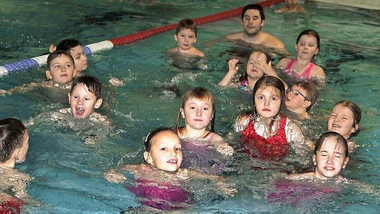 Schwimmen ist nicht nur ein Angebot, das Schulen auf freiwilliger Basis anbieten, sondern Schwimmen ist Pflicht im Sport. Fotos: Sonja Adam