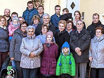 Die Jubilarin (vorne, Mitte) mit ihren Töchtern Anna (links daneben) und Hannelore (Sechste von links) sowie Sohn Helmut (hinten, Mitte) im Kreis der Gratulanten Foto: Hartmut Klamm