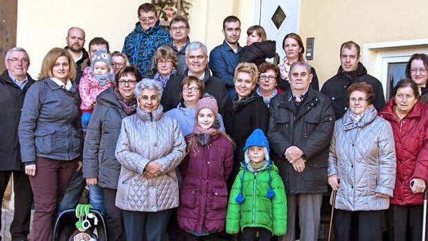 Die Jubilarin (vorne, Mitte) mit ihren Töchtern Anna (links daneben) und Hannelore (Sechste von links) sowie Sohn Helmut (hinten, Mitte) im Kreis der Gratulanten Foto: Hartmut Klamm
