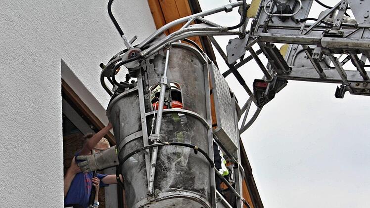 Durch das Giebelfenster stieg einer der eingeschlossen Personen in den Korb der Drehleiter der Feuerwehr Ebern.